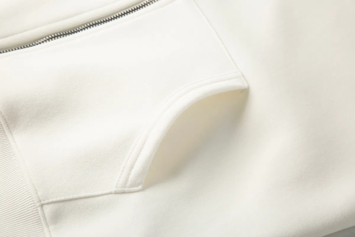 P260 White background picture [Evergreen for all seasons] Style number: 26201# (on sale all year round) Color: black and white / black and red / navy white / saffron / off-white / matte pink / light blue / yellow / dark gray Size: S to XL - Ralph Lauren/Ralph Lauren 26SS new four seasons classic basic three-dimensional Malaysia LOGO-No. 3 armband solid color long-sleeved zipper cardigan sweatshirt - 380g double-sided cotton heavy fabric✅ - The original version has the same 7.5CM widened thread processing✅ - Three-dimensional Malaysian embroidery Customized brand pentagonal POLO zipper ✅ - Ralph Lauren classic Malaysian logo Polo｜Unlock the British retro sports style RL classic style for all seasons The fit is loose and can be easily controlled by both men and women Simple Clean and versatile 1.2cm retro original color hook silk drawstring Full of details Use 380 grams of heavy double-sided cotton to create a tall and straight silhouette The iconic Malaysian embroidery logo interprets American origin. The solid color system can easily control formal and casual scenes.